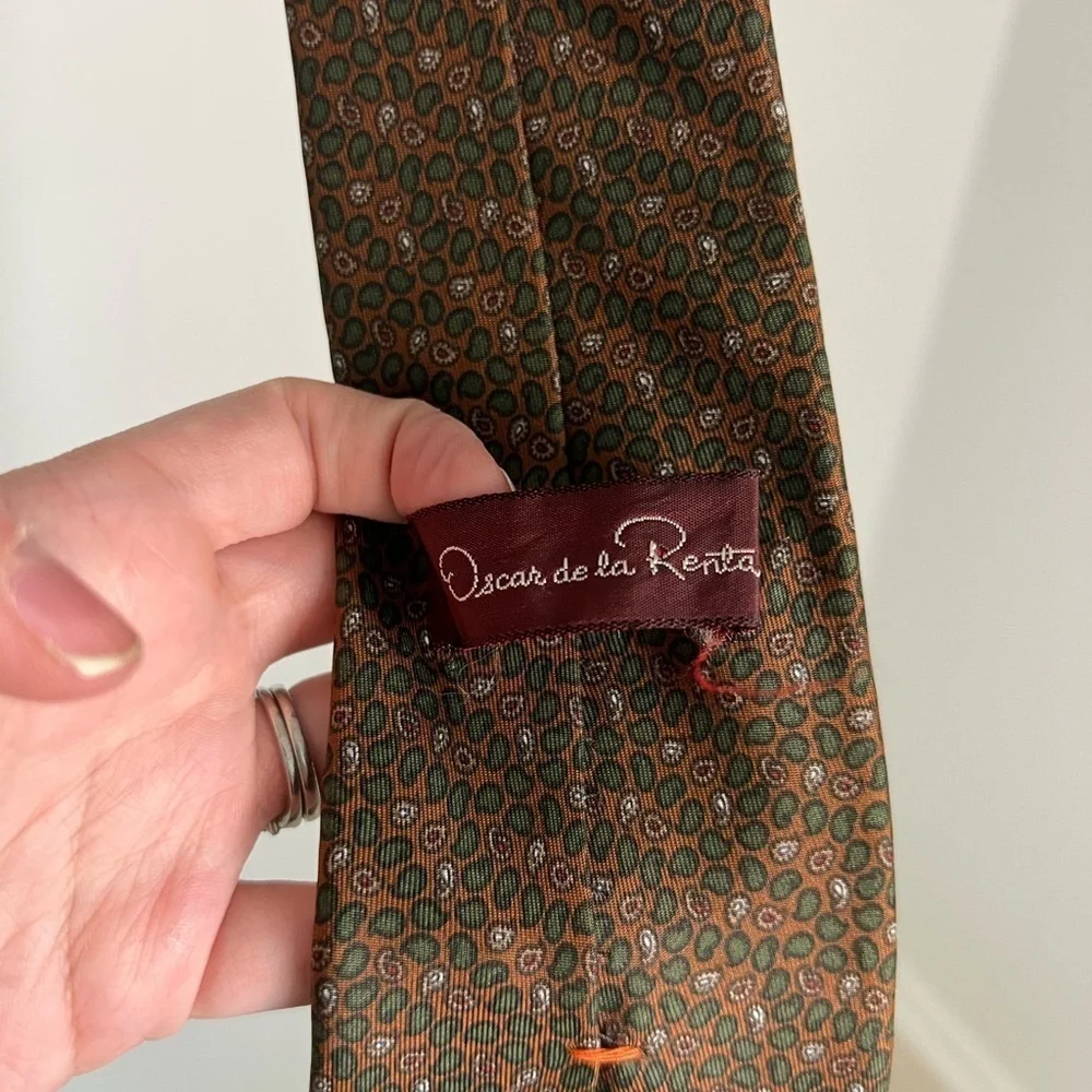 Vintage Oscar De La Renta 100% Silk Paisley Tie